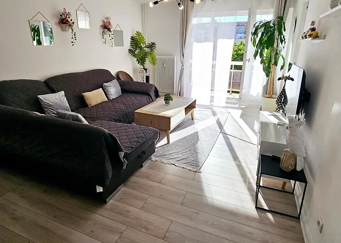 Logement Dans Residence - A 10 Km Du Centre Ville Et A 5 Minute Du Parlement Europeen Avec Parking Gratuit